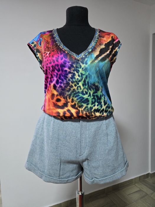 Pantaloni scurti din fibre naturale, prezintă captuseala cu buzunare