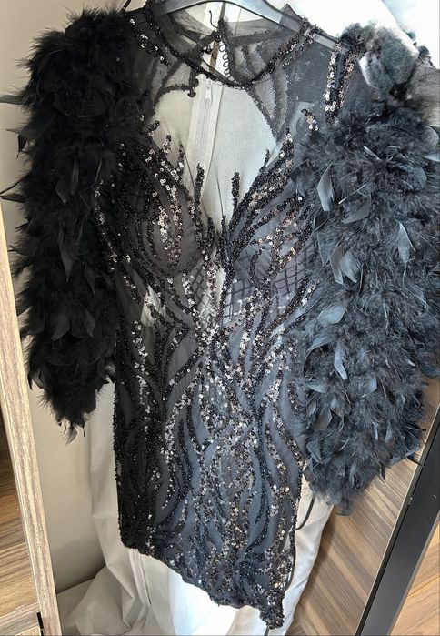 Бална рокля-черна с пера