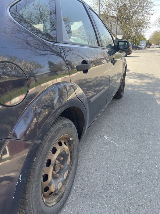 Ford Focus 2005 berlina cu hayon
