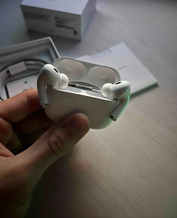 AirPods наушниктері