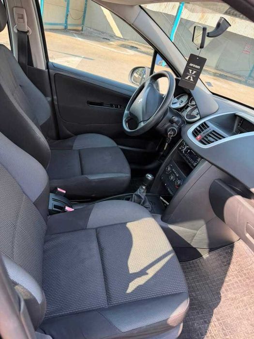 Продавам Peugeot 207, 2010 г.