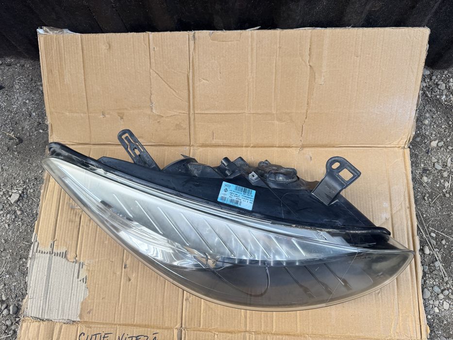 Vand far dreapta Renault Fluence 2015-cu lupa