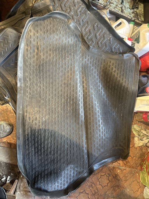 Резиновые коврики в багажник