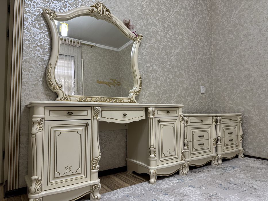 Продам зеркало с комодом и две тумбочки