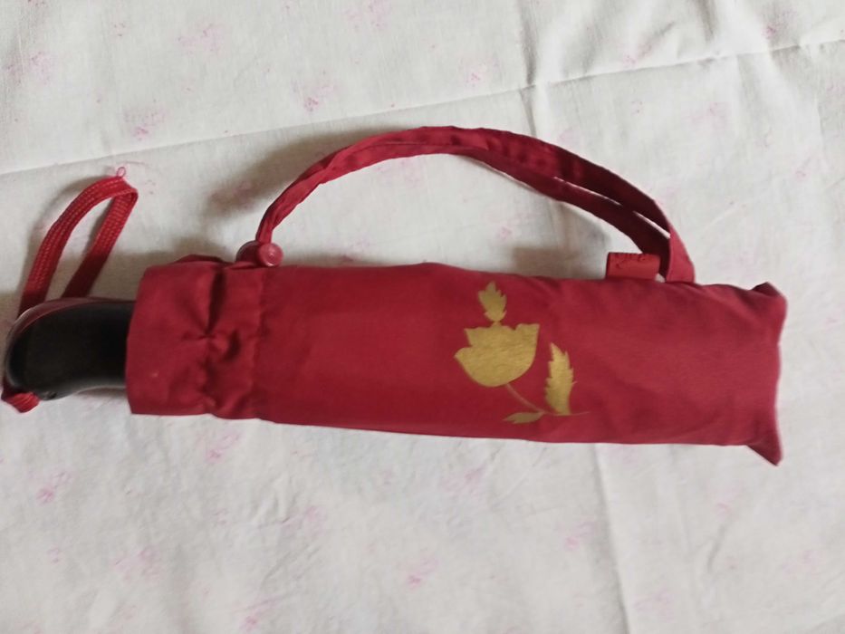 Продам тёмно-бордовый зонт с проявляющимися узорами.