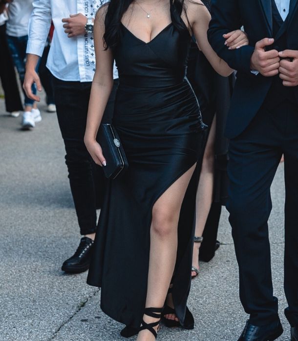 Черна дълга рокля