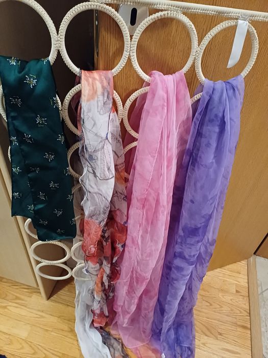 Продавам всички шалове