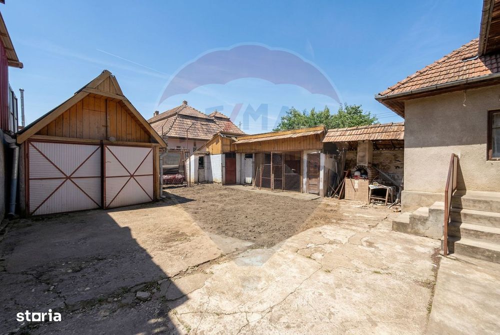 Casă cu 4 camere de vânzare - str. Morii