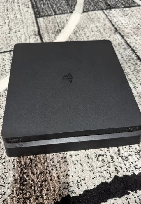 Vand ps4 in stare foarte bună, 3 manete si 6 jocuri