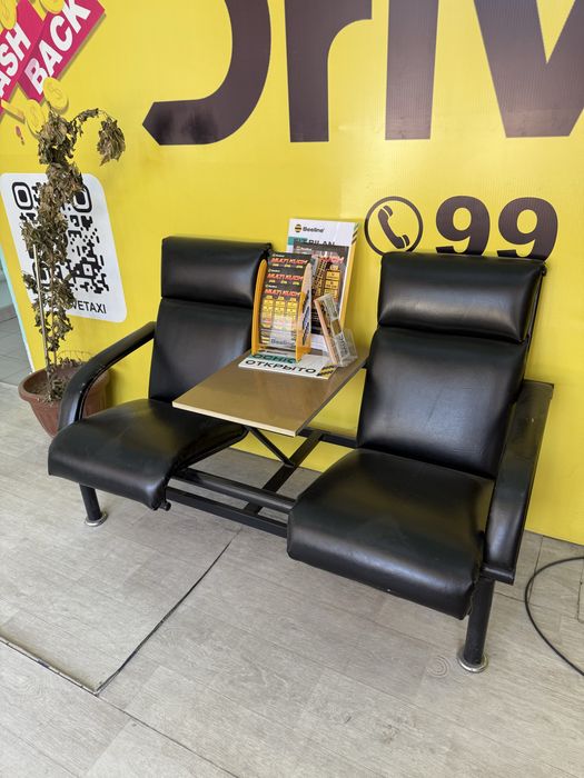Кресло ожидания со столом