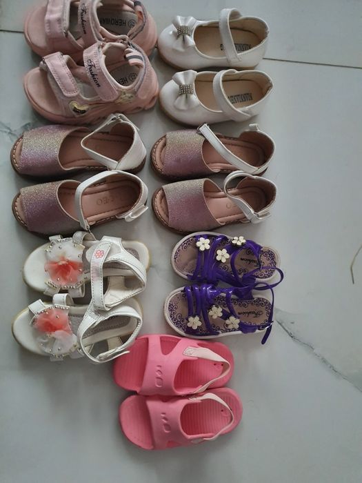 Vând incaltaminte fetite ,nr 22,130 lei toate