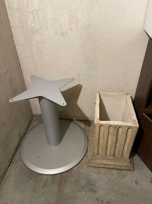 Масивна кръгла маса и кашпа за беседка, помещение