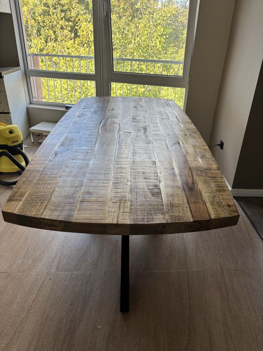 Трапезна маса от масивно дърво