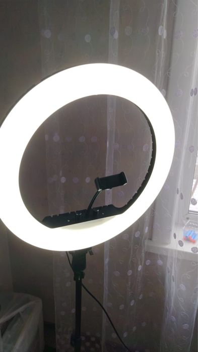Продам кольцевую  лампу