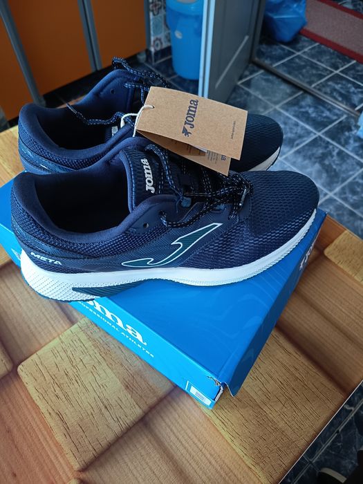 Vând adidași noi in cutie