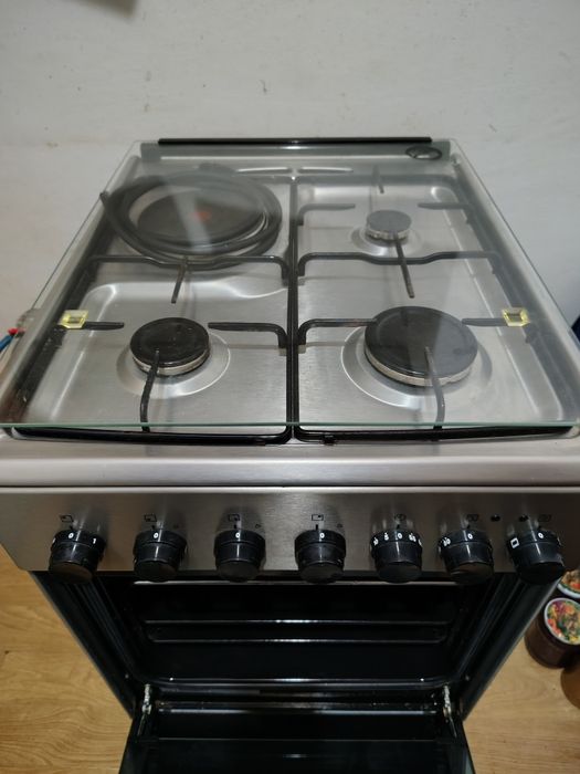 Vând aragaz Electrolux  de inox