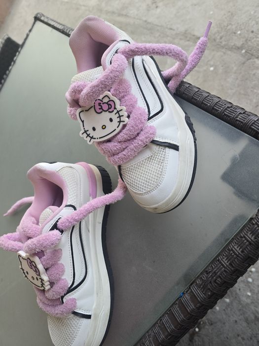 Adidas fete Bershka Hello Kitty