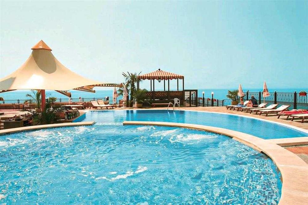 Просторен двустаен апартамент с морска панорама, Първа линия