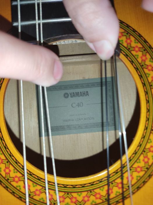 Гитара акустическая YAMAHA с чехлом и кападасьром в комплекте