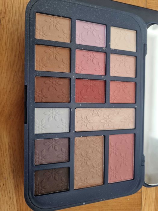 Комплект гримове козметика сенки хайлайтър и гъба