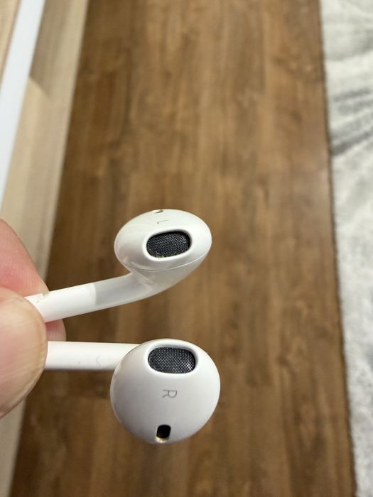 Se vinde cablu de date Lightning to USB -C si casti Apple