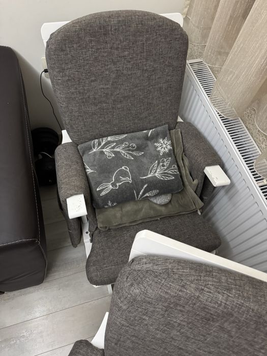 Стол за кърмене с табуретка втора употреба