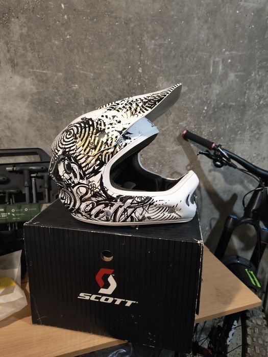 ЧИСТО НОВА КАСКА!!! Scott spectre FR