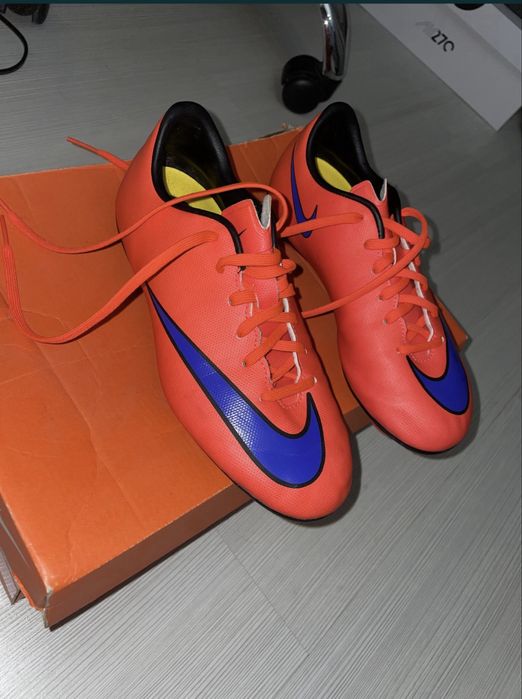 Nike Mercurial бутонки и Adidas стоножки