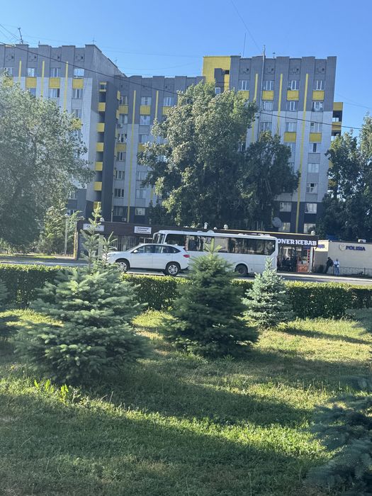Общежития сатамын центрда , Уневермаг . Гаухар