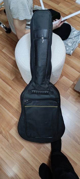 Гитара акустическая и чехол