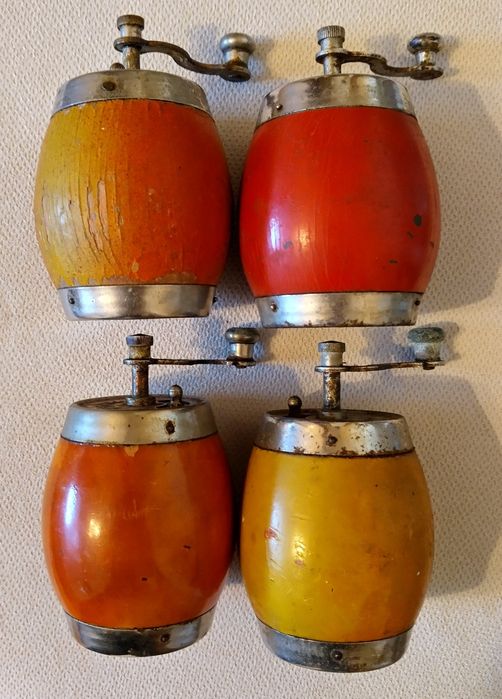 Ретро мелнички и бутилка - цигаретник от соца