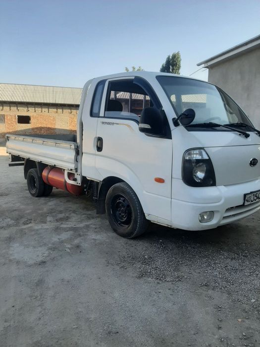 Kia bongo sotiladi