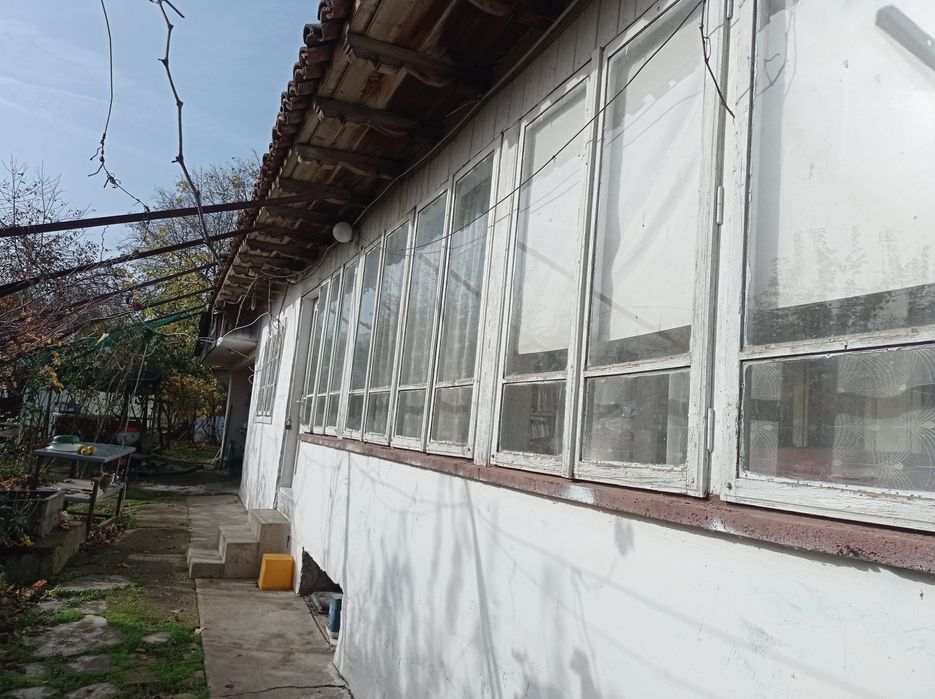 Селска къща, на тиха улица с много цветя