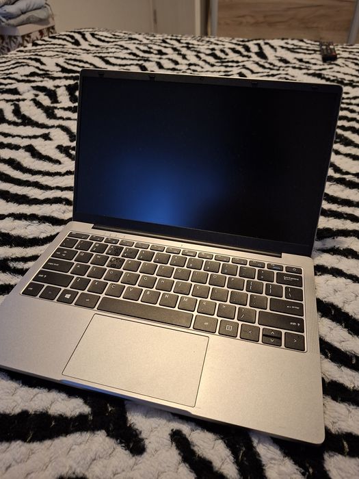 Лаптоп EZBook S6