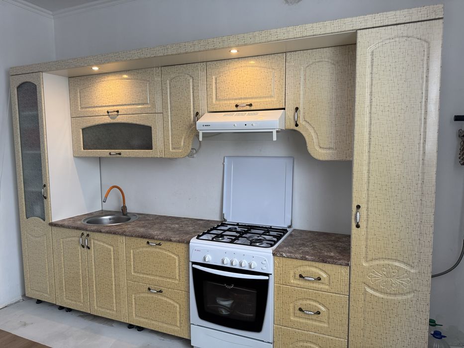 Продам кухонный гарнитур с техникой