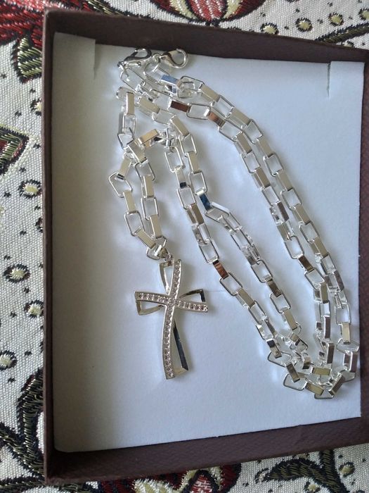 МАСИВЕН,НОВ сребърен ланец с кръст. Верижна плетка.В подаръчна кутия.