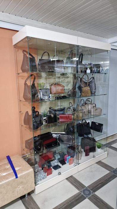 Торговая стеклянная витрина.