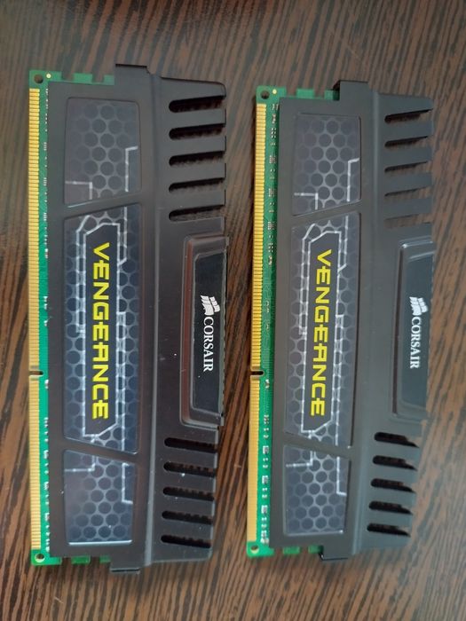 Kit memorie 16GB DDR3 1600 Corsair, testat