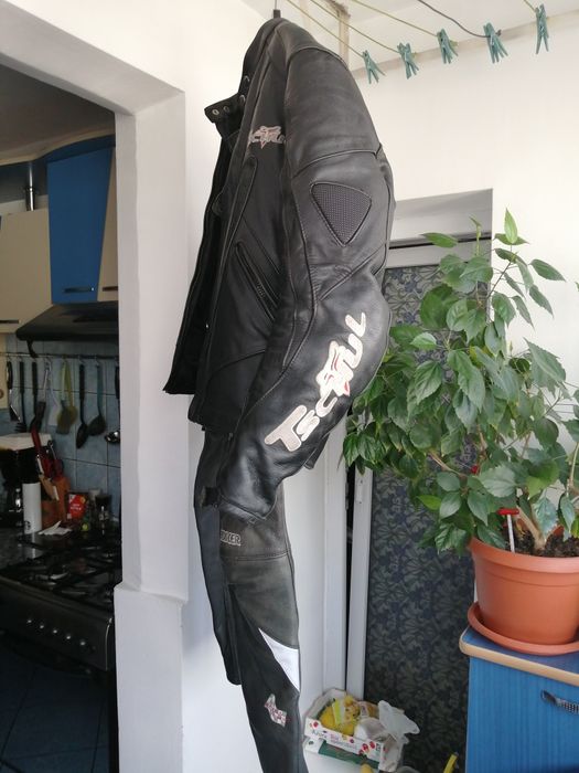 Vand echipament moto din două piese