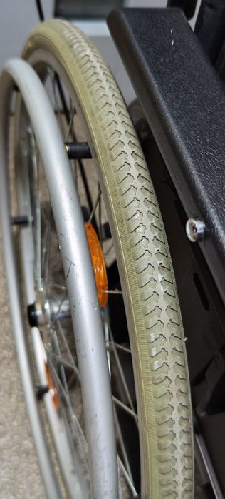 Vând scaun cu rotile pt persoane cu dizabilități