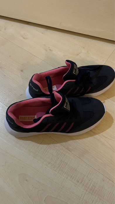 Кроссовки женские