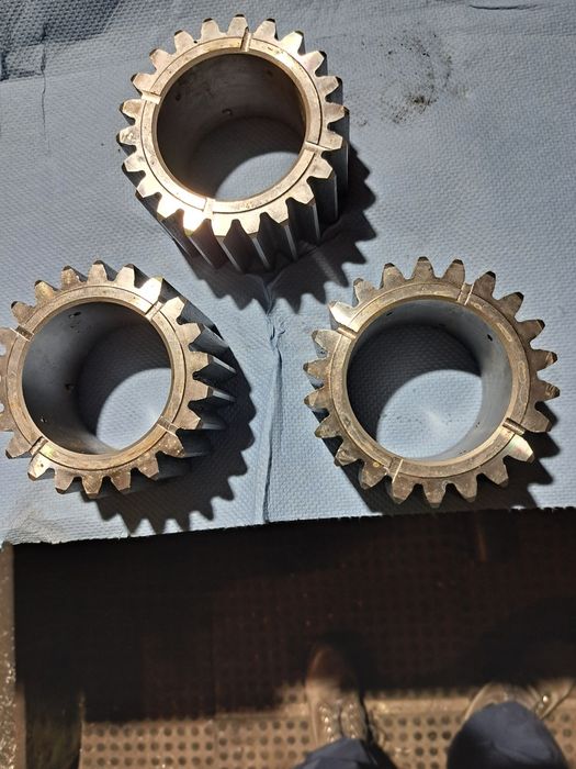 PINIOANE cu rulmenți Pentru capace punte tractor A 1800 si TAF