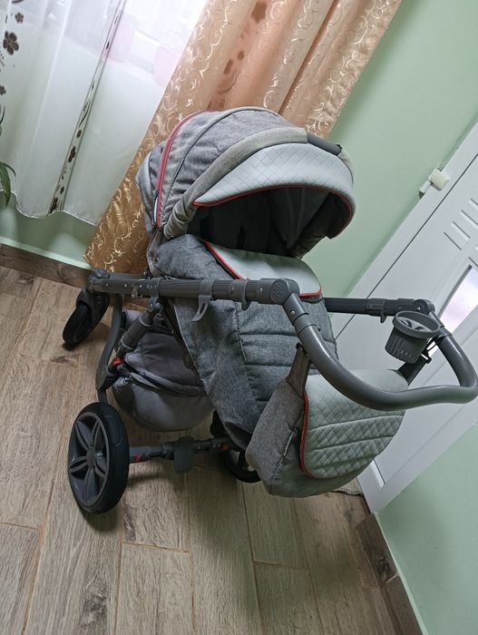 Vând Cărucior 3 in 1