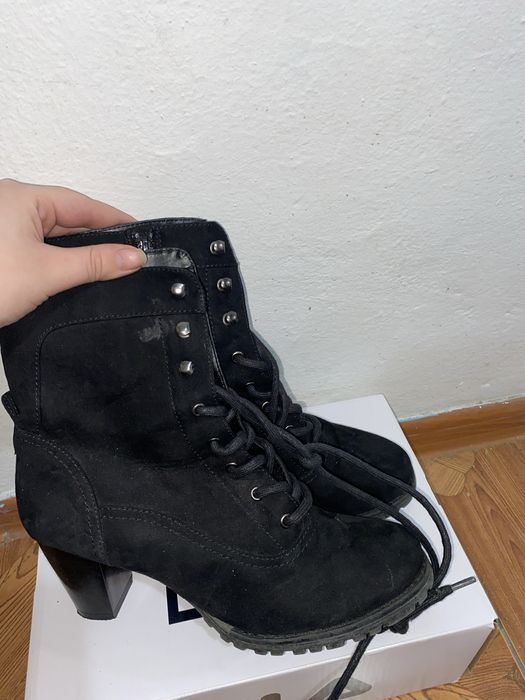 Ghete cu toc,in conditii bune. Marimea 36 -40.