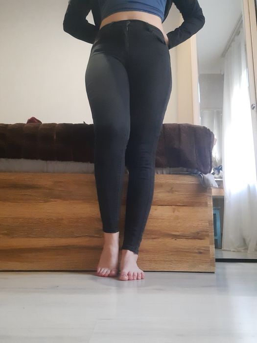 Чёрные скинни джинсы