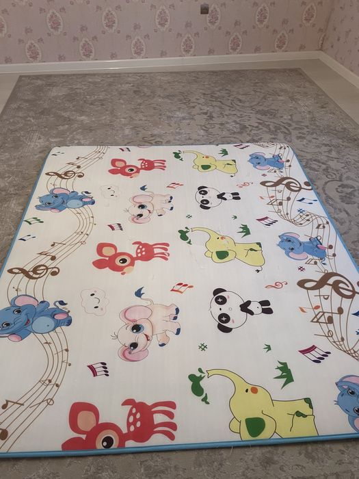 Детский стульчик для кормления и коврик