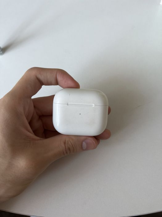 Airpods 3 кейс и 1 наушник.