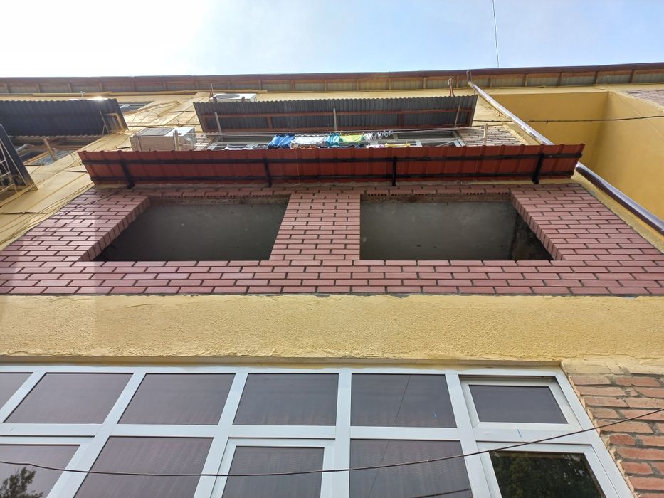 Установка Козырьки над окном и бельевые ролики.