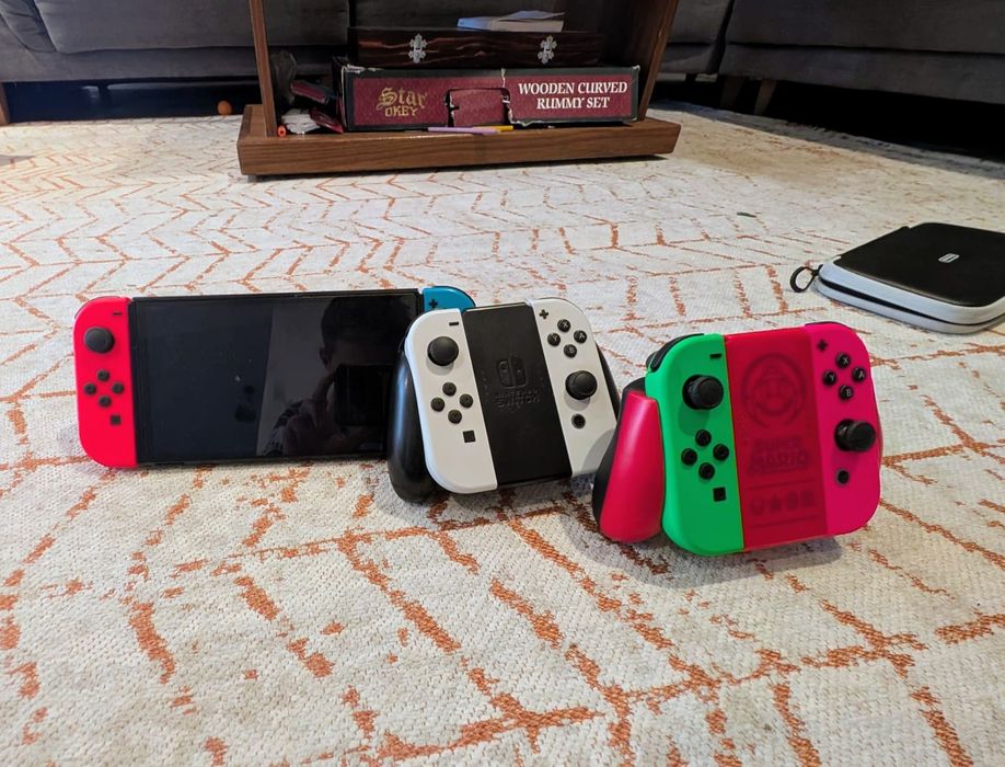 Consolă Nintendo Switch OLED Full Box + 3 Perechi Joy-Cons + Card – Pachet Familie