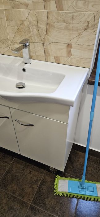 Vând mobilier baie – dulap + chiuvetă + oglindă